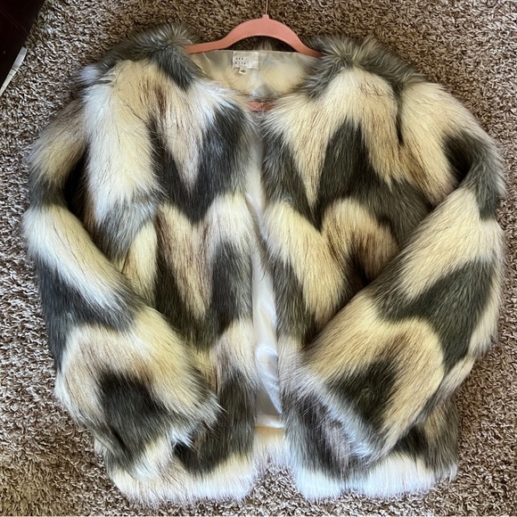 Dee Elly Faux Fur Jacket  - Large - NWOT - Picture 2 of 7